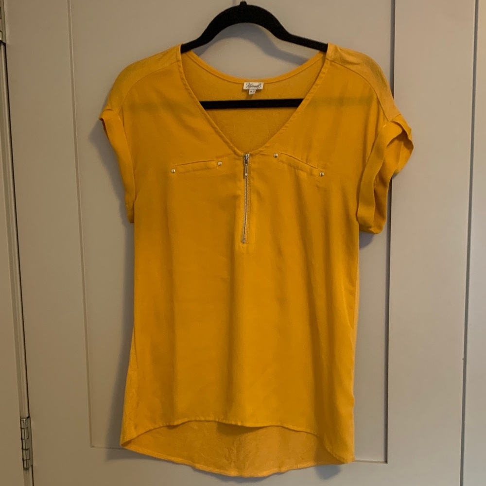 Kismet Mustard V-Neck Zipper Blouse Size XS EUC